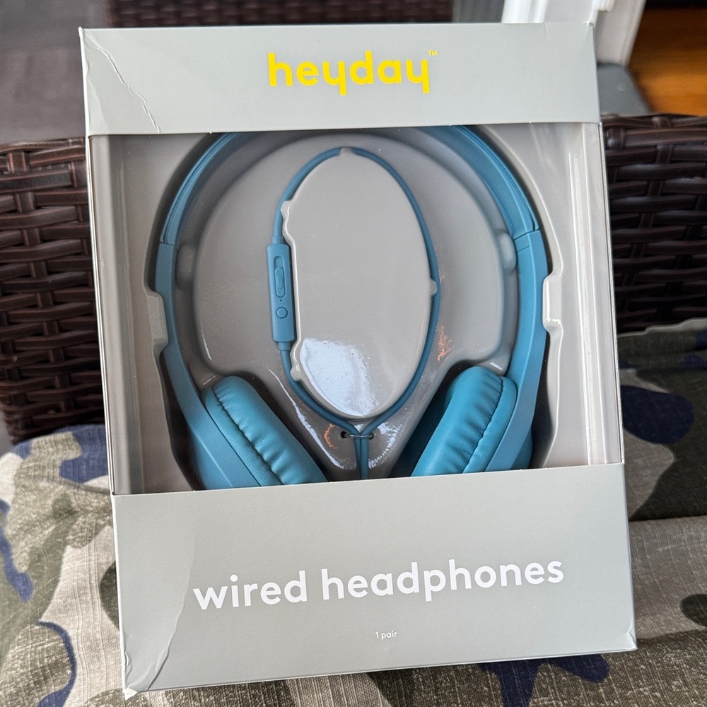 NWT Heyday Teal Wired Headphones